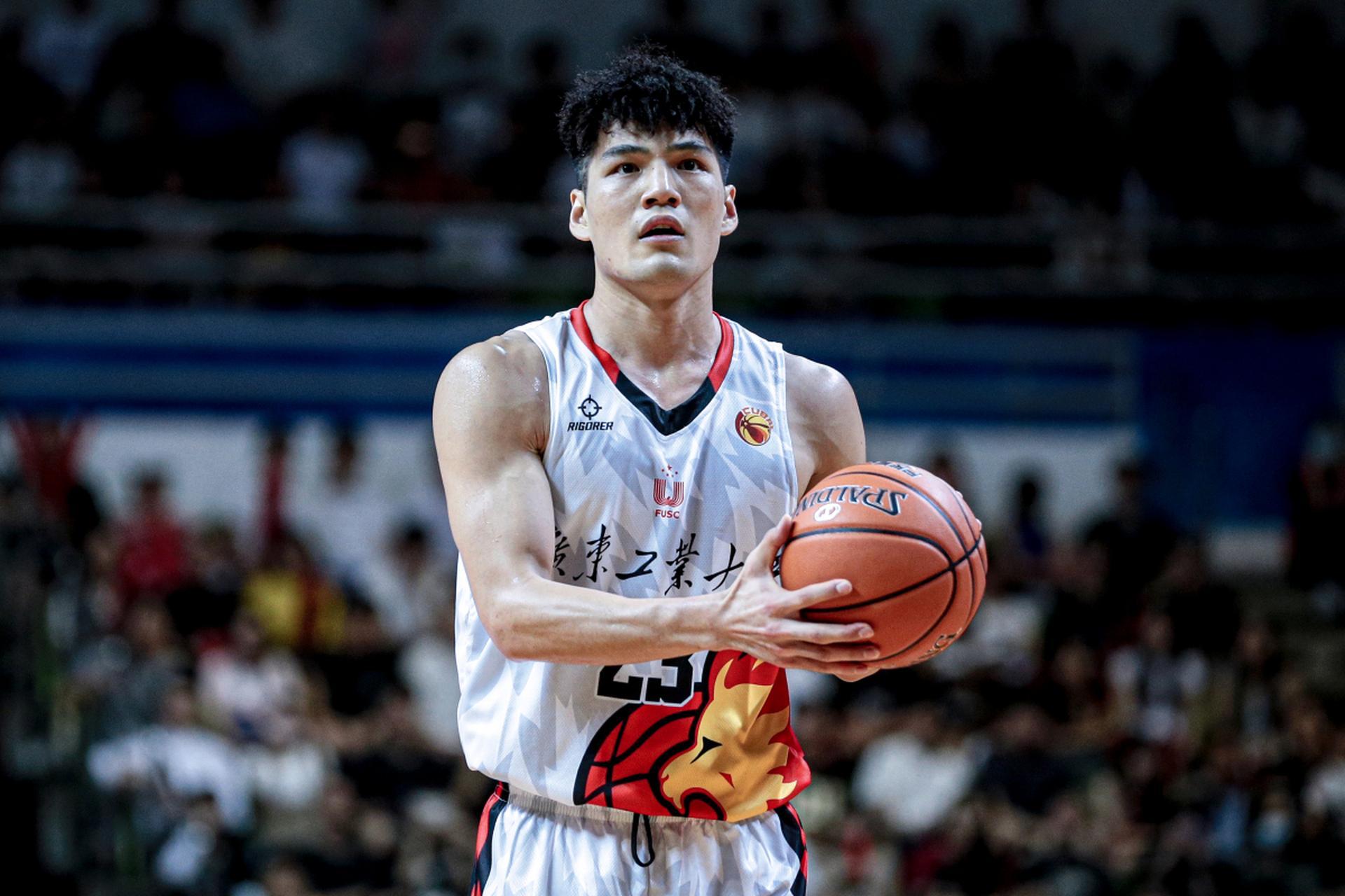 包含转折点！广州队篮板制胜，欧篮联赛前攻防权衡，引发热议，赛程密集仍需轮换的词条